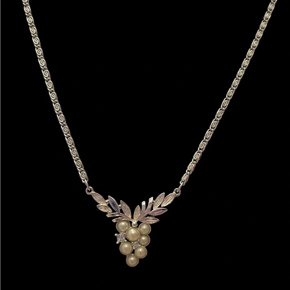Beautiful AVON vintage Silver-Tone Grapes necklace - Picture 2 of 4